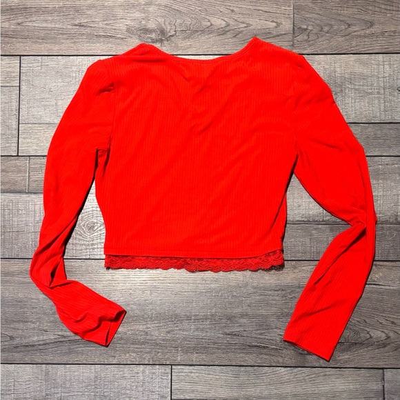 Red cropped long sleeve with lace - Picture 3 of 5